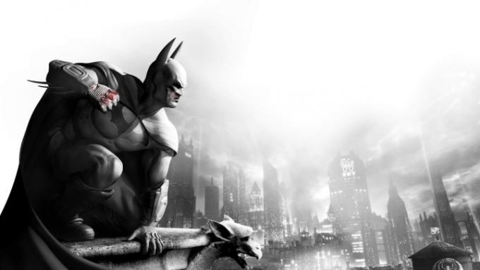 Batman sedel na vrchole chrliča v promo artiku Arkham City.