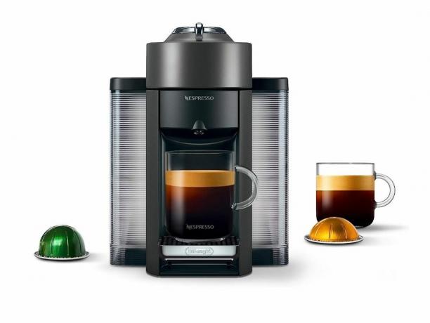De Nespresso Vertuo weergegeven met kopjes, koffie en pads.