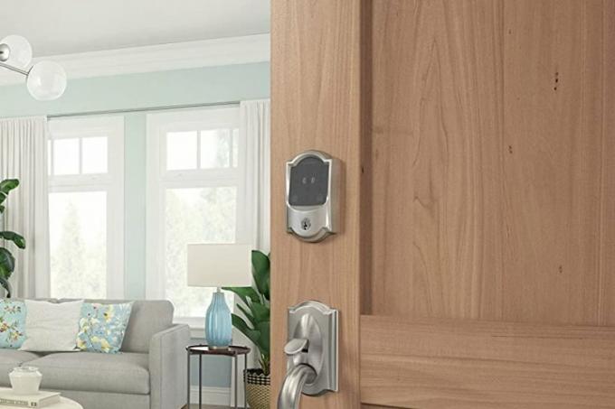 Schlage Encode Plus smart lås installerat på en trädörr till ett vardagsrum. 