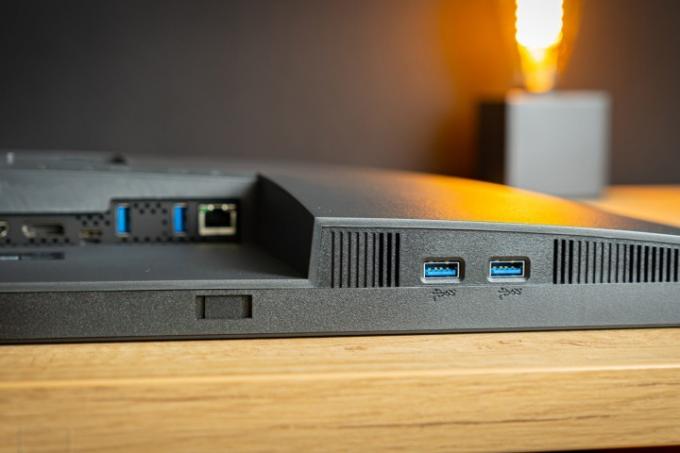 Visning af Dell 32 4K USB-C Hub-skærmens plug-ins og porte.