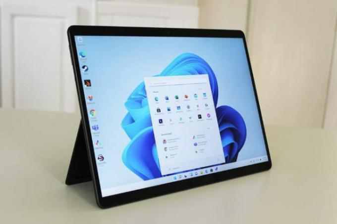 Visualização do tablet Surface Pro 8 com tela do Windows 11.