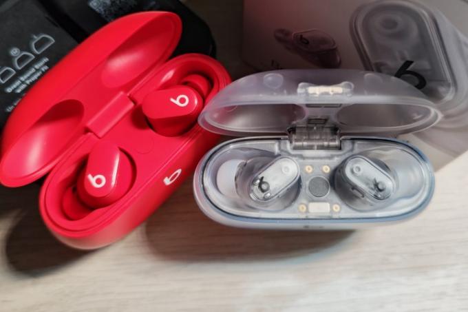 Beats Studio Buds sett ved siden av Beats Studio Buds+.