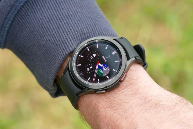 Galaxy Watch 4 Classic la încheietură.