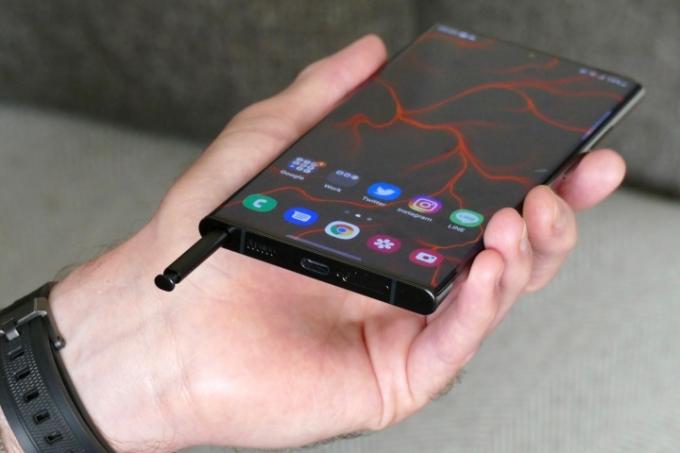 Samsung Galaxy S22 Ultra z rysikiem S Pen w uchwycie.