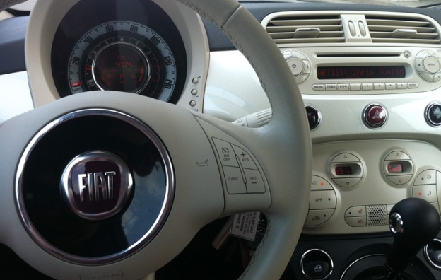 2012 წლის Fiat 500C საჭე