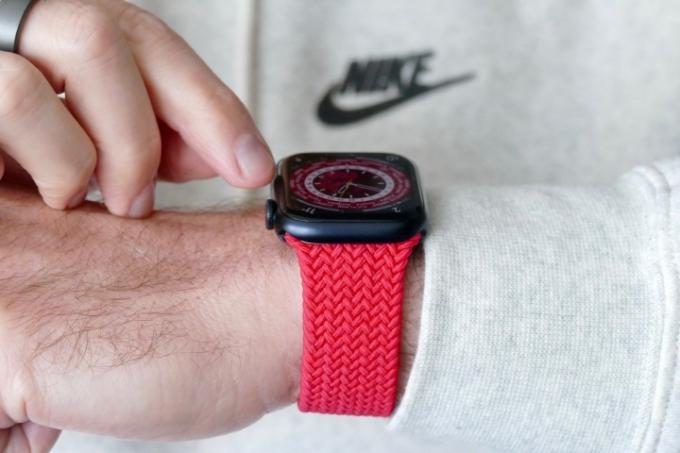 Apple Watch Series 7 ant riešo iš nugaros.