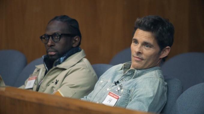 James Marsden sedí v soudní síni v Jury Duty.