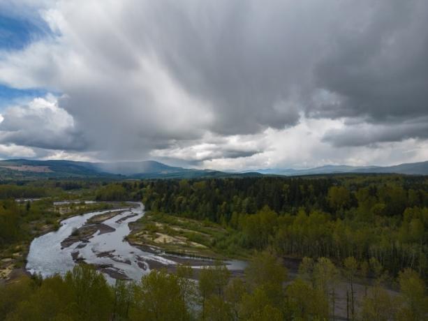 Ein Fluss mit Stürmen über ihm.