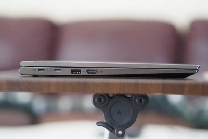 มุมมองด้านซ้ายของ Lenovo ThinkPad X1 Yoga Gen 7 กำลังแสดงพอร์ต