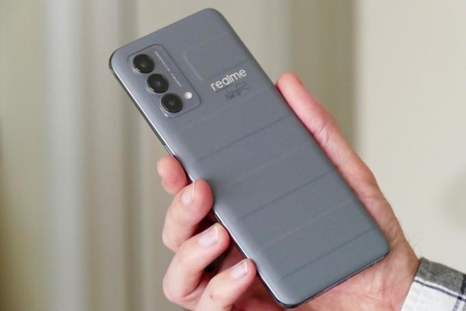 El Realme GT Master Edition en cuero vegano gris visto desde atrás.