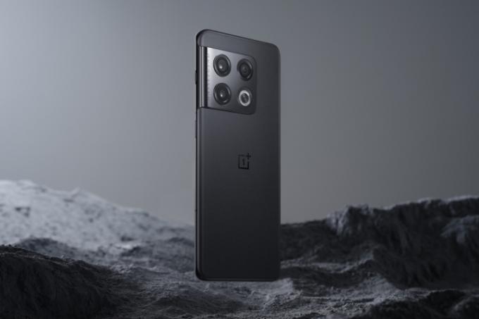 ヴォルカニックブラックのOnePlus 10 Pro。