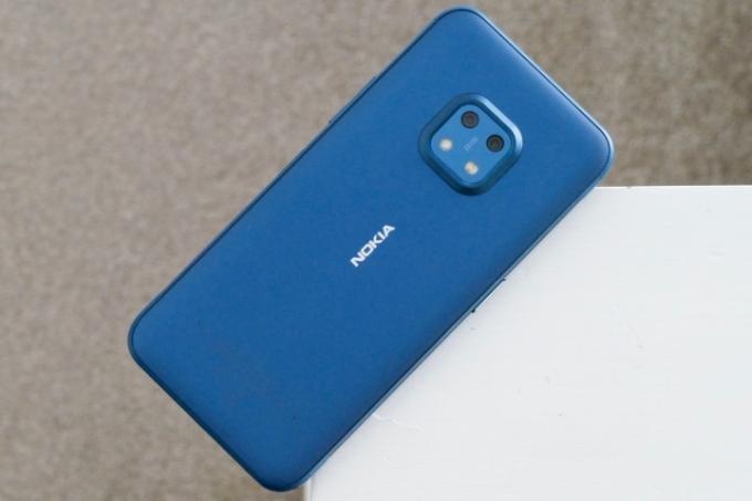 Il Nokia XR20 in colore Ultra Blue, visto da dietro.