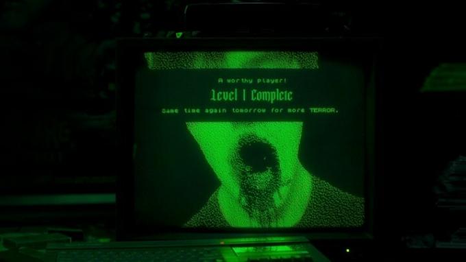 Un écran d'ordinateur montrant un horrible dessin ASCII représentant un visage ensanglanté dans une scène de Choose Or Die.