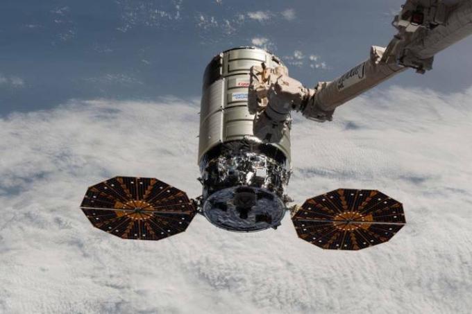 Northrop Grummans Cygnus-rumfragtskib nærmer sig den internationale rumstation, hvor Canadarm2-robotarmen er klar til at fange den til docking.