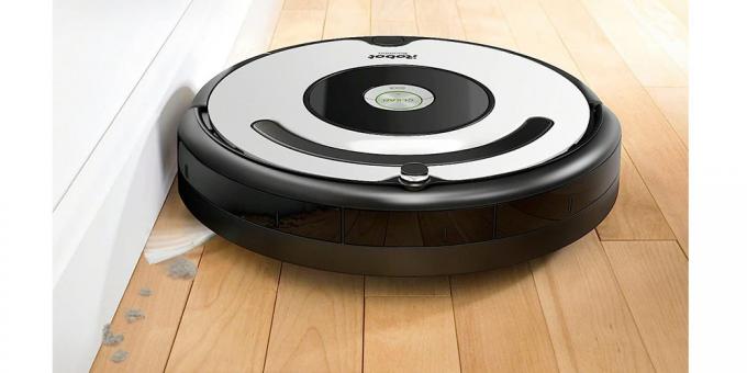 iRobot Roomba 621 på ett hårt golv.