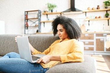 jovem está usando laptop em casa