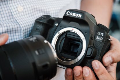 A Canon EOS fényképezőgépei 30 évesek – íme, mennyit jutottak el