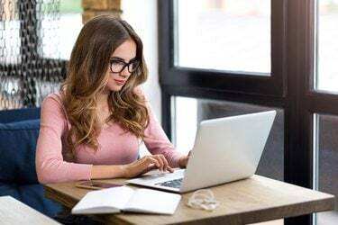 Agréable belle femme assise à la table