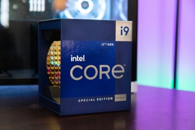 Intel Core i9-12900KS-lådan sitter framför en speldator.