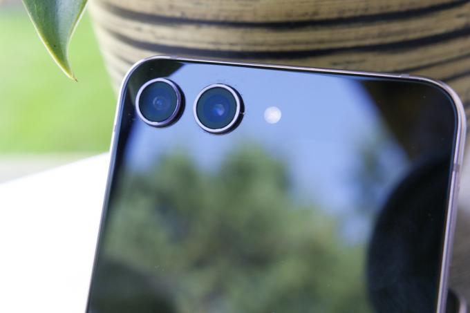 Detailní pohled na fotoaparáty na Samsung Galaxy Z Flip 5.