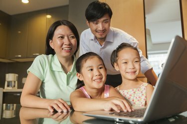 Famille regardant un film sur l'ordinateur portable