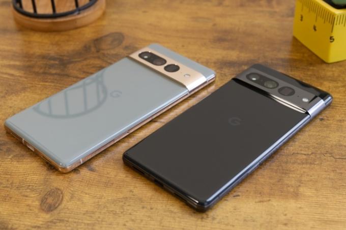 Deux smartphones Google Pixel 7 Pro posés sur un bureau.