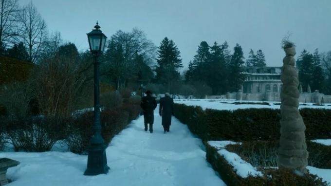 悪夢の路地で雪の中を歩く二人の男。