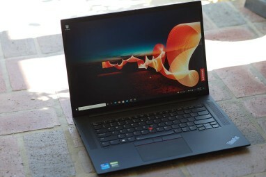 바닥에 앉아 Lenovo ThinkPad X1 Extreme Gen 4를 열어보았습니다.