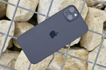 Bagian belakang Apple iPhone 15 Plus.