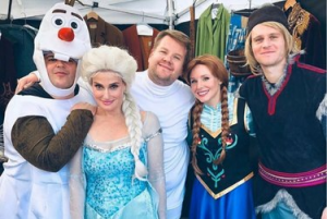 Skatieties, kā Džeimss Kordens un filmas “Frozen 2” dalībnieki dzied trafikā