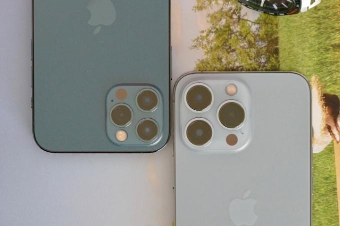 Módulos de câmera do iPhone 12 Pro e iPhone 13 Pro.