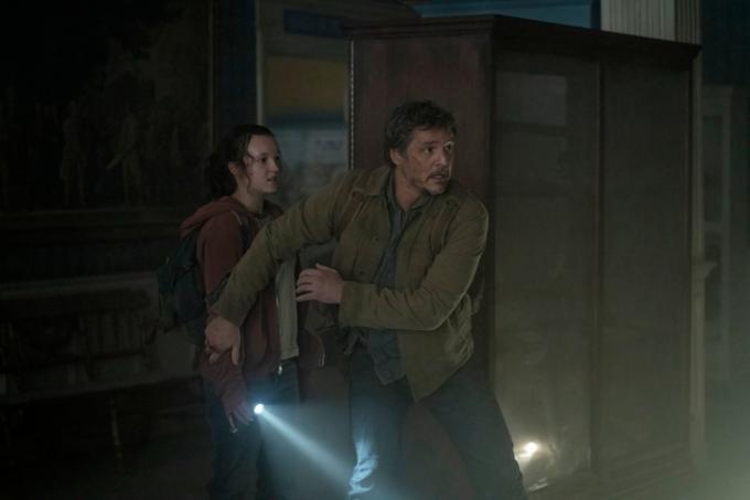 Pedro Pascal está na frente de Bella Ramsey em The Last of Us.