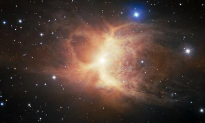 Kłębiąca się para prawie symetrycznych pętli pyłu i gazu oznacza śmierć starożytnego czerwonego olbrzyma gwiazda uchwycona przez Gemini South, połowę Międzynarodowego Obserwatorium Gemini, obsługiwanego przez NSF NOIRLab. Powstała w ten sposób struktura, przypominająca stary angielski dzbanek, to rzadko spotykana dwubiegunowa mgławica refleksyjna. Dowody sugerują, że obiekt ten powstał w wyniku interakcji między umierającym czerwonym olbrzymem a obecnie poszarpaną gwiazdą towarzyszącą. Obraz został uzyskany przez zespół ds. komunikacji, edukacji i zaangażowania NOIRLab w ramach programu NOIRLab Legacy Imaging.