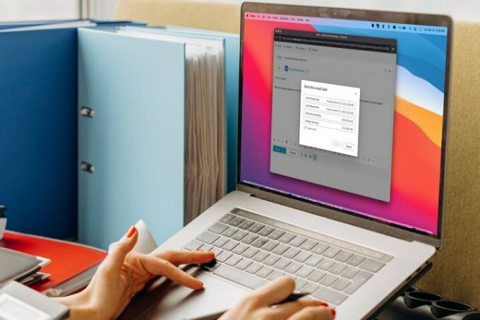 Schemalägga ett e-postmeddelande i Outlook i Firefox på en MacBook.