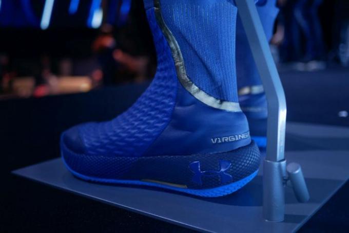 Sneaker Virgin Galactic Under Armour con tuta spaziale