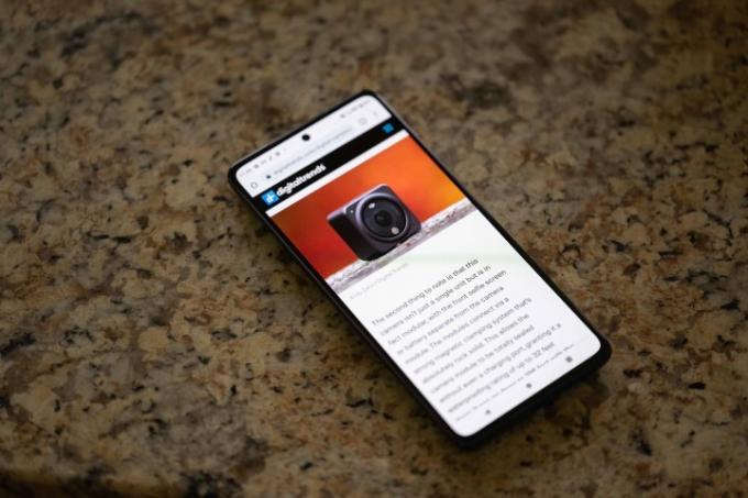 화강암 조리대 위에 놓인 Motorola Edge+(2022)에서 웹 페이지를 보는 모습.