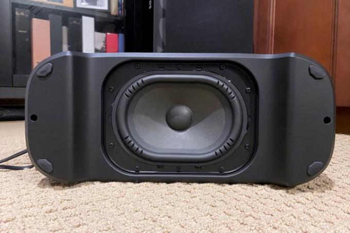 Pohled zespodu na subwoofer Polk MagniFi Mini AX s oválným měničem.