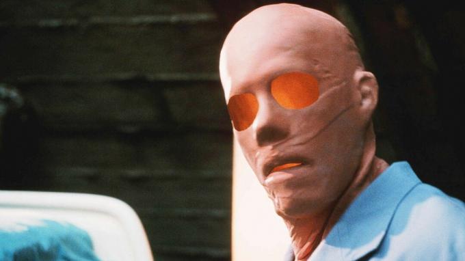 رجل غير مرئي يرتدي قناعًا بشريًا في فيلم Hollow Man.