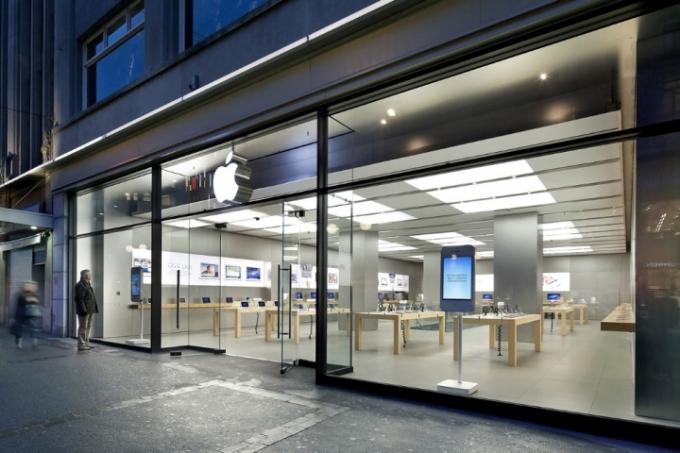 „Apple Store“ parduotuvės vitrinoje naktį.