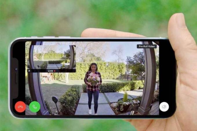 Visualização da câmera do feed da câmera Ring em um smartphone mostrando a chegada da entrega.