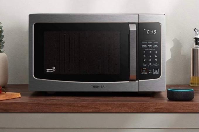 Toshiba ML-EM34 Smart Microwave på en disk.