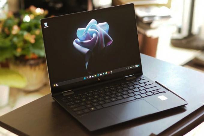 HP Envy x360 13 2022 ekranı ve klavye birimini gösteren önden açılı görünüm.