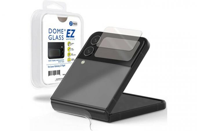 Le Galaxy Z Flip 4 montre le protecteur d'écran extérieur Dome Glass Whitestone EZ Glass positionné sur l'écran extérieur du téléphone, avec l'emballage de vente au détail à côté.