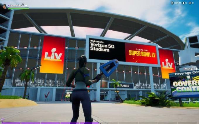 Um jogador está fora do centro do Super Bowl de Fortnite.