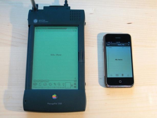 Apple Newton junto a un iPhone