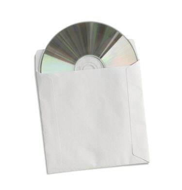 Compact disc i papirkonvolutt isolert på hvitt