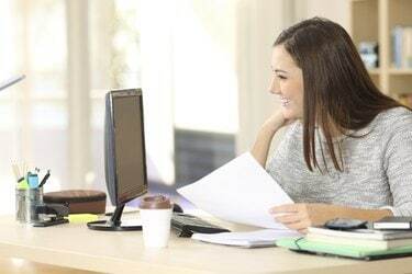 Studente che studia con un personal computer