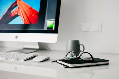 iMac на столе с очками и блокнотом от Pixabay.