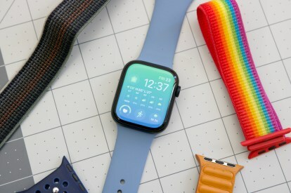 Apple Watch Series 8 с включен екран.