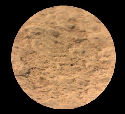Tento obrázek ukazuje detailní pohled na skalní cíl s názvem „Máaz“ z nástroje SuperCam na roveru NASA Perseverance Mars. Pořídil jej Remote Micro-Imager (RMI) společnosti SuperCam. „Máaz“ znamená v jazyce Navajo Mars.